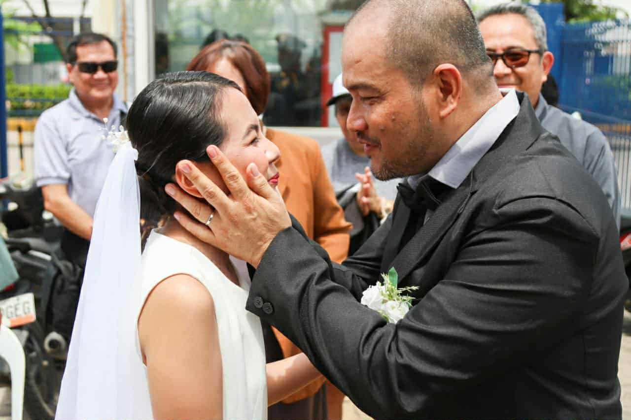 Earthquake Hits Cebu, But This Filipino Couple Still Said “I Do” Right After